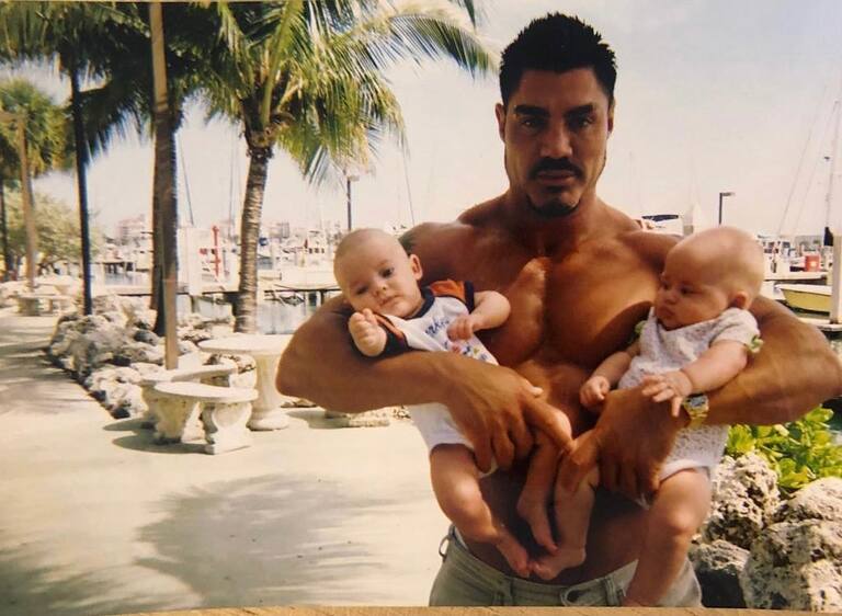 Un recuerdo de Ricardo Fort de vacaciones junto a sus dos hijos bebés