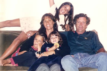 Un recuerdo de su álbum familiar con su marido, Álvaro Pieres (estuvieron casados treinta años), y sus tres hijos, Alvarito, Agustina y Bárbara.