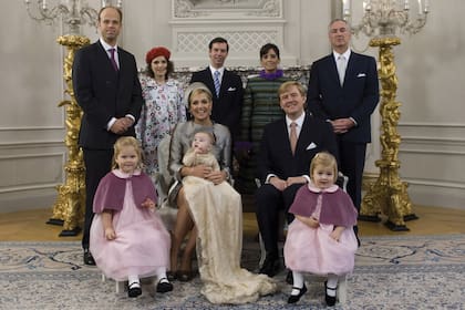 Un recuerdo de su bautismo, en octubre de 2007. En la imagen se los ve a Máxima y Guillermo Alejandro con sus hijas, Amalia, Alexia, Ariane, y sus padrinos, Valeria Delger, Inés Zorreguieta, el Gran Duque heredero Guillaume de Luxemburgo, Tijo Baron Collot d’Escury y Antoine Friling.