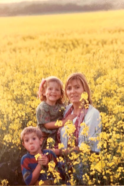 Un
recuerdo de su infancia
en el campo, en brazos de
su mamá, y acompañada
por su hermano mayor,
Polito, que con 9 goles de
handicap (en Argentina
juega para La Natividad)
es considerado uno de
los mejores polistas del
mundo.