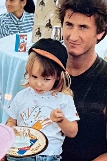Un recuerdo de su infancia junto a su papá Sean Penn