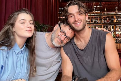 Un recuerdo de su Instagram en donde se lo ve feliz rodeado por sus hijos, Pedro, que es barista y vive en Madrid, y Joaquina, que este año termina la secundaria y va a estudiar Arquitectura. “A diferencia de mí, los dos dibujan muy bien, y a veces compartimos el escritorio con
Joaquina”, revela.