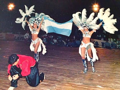 Un recuerdo del álbum familiar, cuando fueron las islas Malvinas en el carnaval de Esquina, Corrientes, donde pasaban sus veranos y transcurre la acción de Lo que el río hace, la obra que escribieron, dirigen y actúan (hacen el mismo personaje) junto a un grupo de talentosísimos actores
