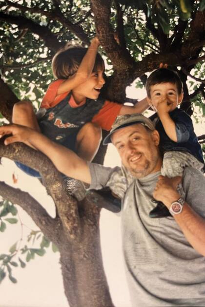 Un recuerdo del álbum familiar, jugando con su papá.