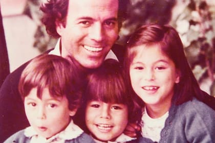 Un recuerdo familiar: Julio Iglesias y sus hijos, Julio José, Enrique y Chábeli.