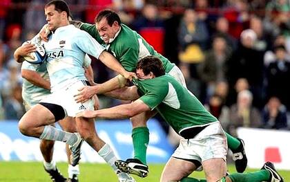 Un recuerdo propio, vistiendo la camiseta de los Pumas, contra Irlanda. Me tocó jugar en seven en una selección sin coach