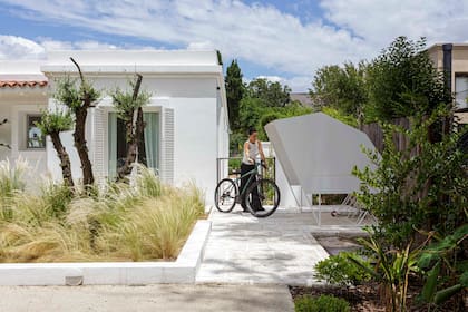 Un recurso prolijo y en sintonía con la fachada para guardar las bicis. ¡Hasta da sensación de vacaciones!