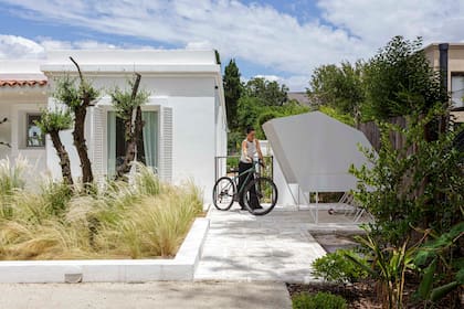 Un recurso prolijo y en sintonía con la fachada para guardar las bicis. ¡Hasta da sensación de vacaciones!