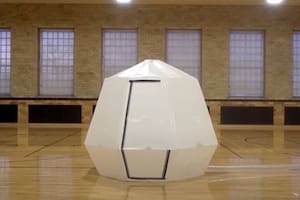 Un refugio plegable de 2 metros de alto; plegado, casi no ocupa lugar; se infla con una bomba y luego mantiene su forma aunque no reciba más aire