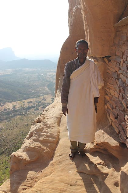 Un religioso en las puertas de Abuna Yemata Guh, la iglesia más inaccesible del mundo