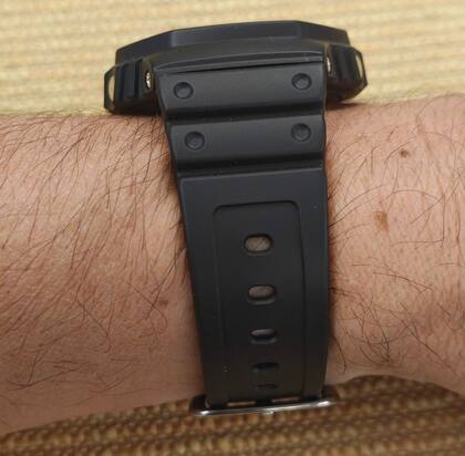 Un reloj Casio GA-B2100BBR-1A con cuadrante analógico, panel solar, conexión Bluetooth, y una pequeña pantalla LCD de fondo rojo