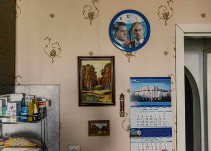 Un reloj colgado en casa de Yevgeny Vlasov, ingeniero eléctrico multado por criticar la guerra en las redes sociales, en Ulan-Ude, Rusia, el 28 de mayo de 2023. Vlasov quiere abandonar Rusia.