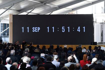 Un reloj cuenta el tiempo en que se produjo el bombardeo del Palacio Presidencial de La Moneda, durante la ceremonia de conmemoración del 50 aniversario de la dictadura chilena en las afueras de La Moneda en Santiago, el 11 de septiembre de 2023