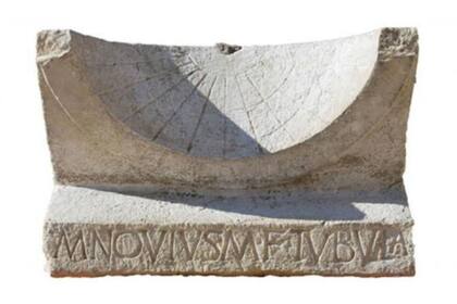 Un reloj de sol de piedra fue uno de los objetos encontrados (Imagen: Eritage Daily)