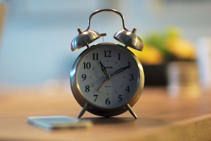 Dispositivos como un reloj despertador tradicional pueden resultar más conveniente que sus contrapartes modernas, que suman funciones, pero también hacen más complejo su uso