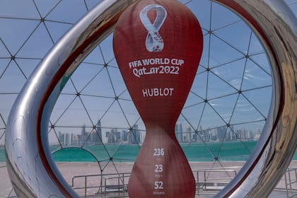 Un reloj muestra la cuenta regresiva de la Copa Mundial de Qatar, el 29 de marzo de 2022. (AP Foto/Darko Bandic)