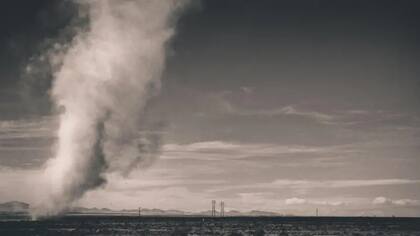 Un remolino de polvo se desplaza por el desierto de Chihuahua, cerca de la Interestatal 10, en las inmediaciones de Lordsburg, Nuevo México