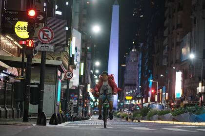 Un repartidor avanza con su carga por la calle Corrientes; a raíz de la pandemia, el servicio de entrega a domicilio se extendió a casi todos los rubros