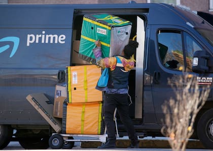 Un repartidor de Amazon Prime levanta paquetes en EE.UU.