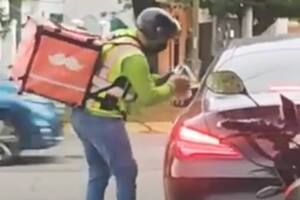 Tira basura a la calle desde su lujoso auto y recibe una inesperada lección