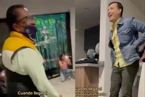 Un repartidor vivió una de las experiencias más inesperadas de su vida; unos clientes lo obligaron a hacer algo que no se imaginaba