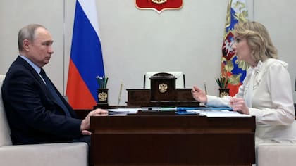 Un reporte dice que Rusia solicitó difusiones rojas contra jueces de la Corte Penal Internacional, después de que ese tribunal emitiera órdenes de arresto contra el presidente Putin y la comisionada para los derechos de los niños, Maria Lvova-Belova, en el contexto de la guerra de Ucrania.