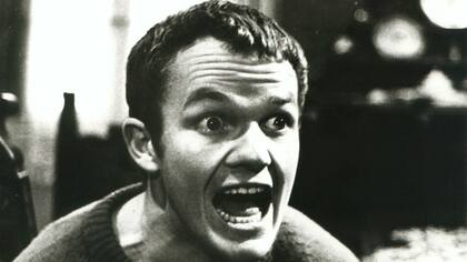 Con los puños en los bolsillos