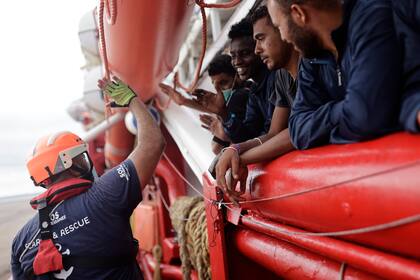 Un rescate de migrantes en el Mediterráneo cerca de Taranto en el sur de Italia (Archivo)