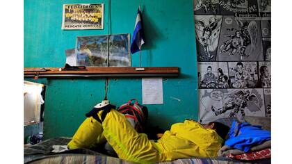 Un rescatista duerme después del turno de noche en la base Comandos de Salvamento de San Salvador