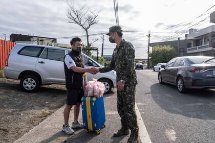 Un reservista es despedido después de completar el programa de actualización más duro de Taiwán, en Taoyuan, Taiwán, el 18 de marzo de 2022. (Lam Yik Fei/The New York Times)