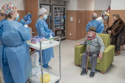 Un residente en una casa de cuidados cerca de Barcelona recibe la segunda dosis de la vacuna contra el Covid-19 el mes pasado