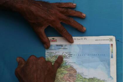 Un residente local apunta a un área apodada "La boca del dragón", donde Maroly y sus familiares desaparecieron.