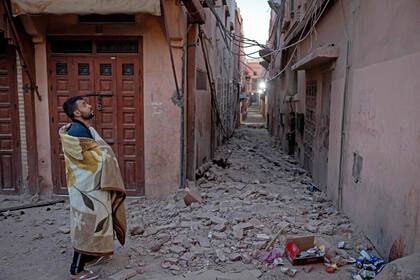 Un residente observa un edificio dañado tras el terremoto de magnitud 6,8 en Marrakech el 9 de septiembre de 2023