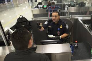Es cubano con green card y contó los detalles de un intenso interrogatorio que la CBP le hizo