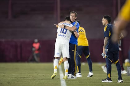 Un respiro para el DT: Miguel Merentiel celebra su gol con Claudio Ubeda