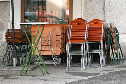 Un restaurante cerrado hoy en Salzburgo por las nuevas restricciones del gobierno de Austria por la pandemia del coronavirus