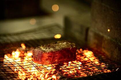 Un restaurante en Lake Tahoe cocina con fuego a leña