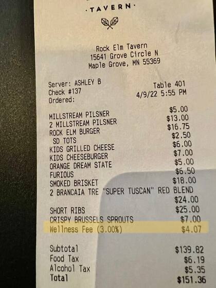 Un restaurante en Maple Grove, Minnesota cobra un 4,07% en su factura por "Impuesto de bienestar" (Crédito: Twitter/@ChrisMattson11)