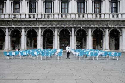 Un restaurante en Venecia sin clientes en la plaza San Marco