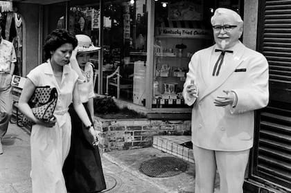 Un resta­urant­e Kentu­cky Fried Chick­en en Tokio en 1974. Este pollo se ha ofrec­ido en aerol­íneas japon­esas y tambi­én es popul­ar duran­te el perio­do navid­eño en Japón