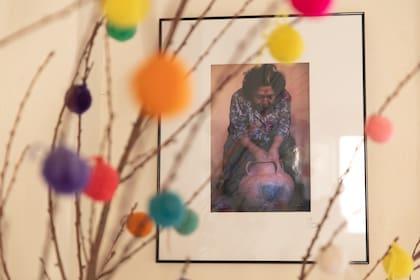 Un retrato de Barbarita Cruz con uno de sus jarrones de cerámica cuelga en una de las paredes de la casa.