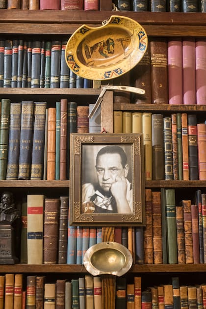 Un retrato de Bartolomé Ronco hecho
por el célebre fotógrafo Anatole Saderman se destaca entre los miles de
libros de la Casa Ronco.