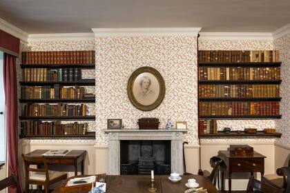 Un retrato de Charlotte Brontë, la hermana mayor de Emily y autora de Jane Eyre, cuelga sobre la chimenea del Museo Brontë Parsonage