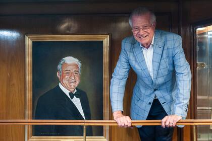Un retrato de Don Abelino. “Nos los pintó un proveedor de toda la vida en homenaje a papá. Luce de smoking porque la fotografía era una de sus 50 años de casado".