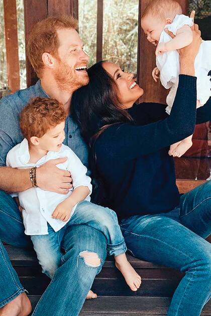 Un retrato de familia de los duques de Sussex junto a sus hijos, Archie y Lilibet. Los niños, por ser nietos del rey Carlos III, recibieron el título de príncipes