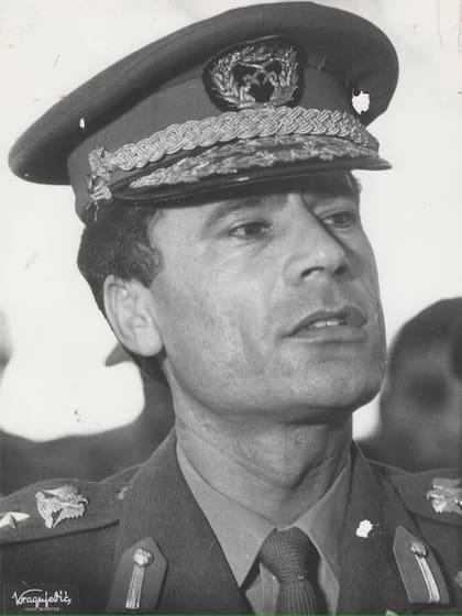 Un retrato de Gadafi cuando alcanzó el poder, en 1969, tras destronar a Idris I, el primer y único rey de Libia