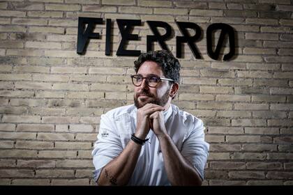 Un retrato de Germán Carrizo. Su restaurante Fierro fue distinguido entre más de 1300 restaurantes de Europa.