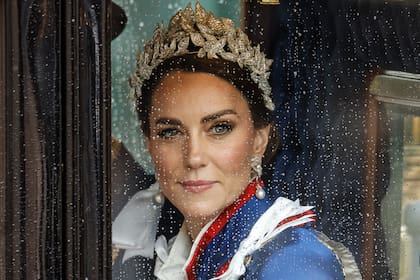 Un retrato de Kate, detrás del vidrio de la carroza que la lleva de vuelta a Buckingham, y con la lluvia que cae cada vez más fuerte.
