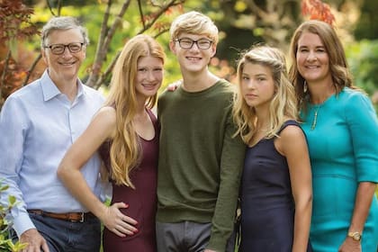 Un retrato de la familia Gates de hace
unos años, en el que están Bill, su ahora ex
mujer Melinda y sus tres hijos, Jennifer, Rory
y Phoebe