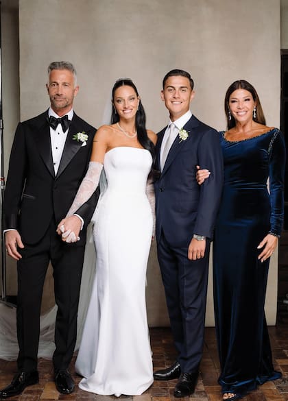 Un retrato de los novios con los padrinos, Osvaldo Sabatini (con smoking de Nicolás Zaffora) y Catherine Fulop (con un elegante diseño de terciopelo al cuerpo, confeccionado por Gino Bogani, con mangas desmontables).